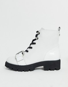 Белые ботинки на шнуровке в стиле милитари Steve Madden
