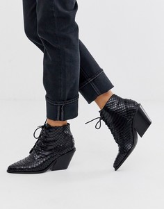 Черные ботинки в стиле вестерн на шнуровке с эффектом змеиной кожи Glamorous