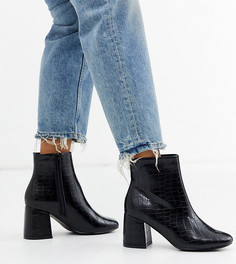 Черные ботильоны на блочном каблуке с рисунком крокодиловой кожи New Look wide fit