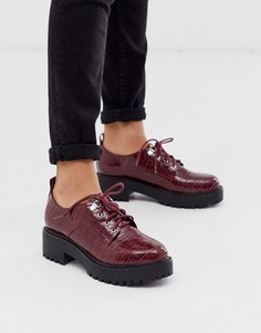 Бордовые походные ботинки на плоской массивной подошве, шнуровке и с эффектом крокодиловой кожи New Look