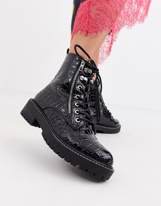 Черные байкерские ботинки с эффектом крокодиловой кожи на шнуровке Topshop