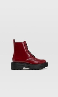 Красные ботинки на шнуровке Stradivarius