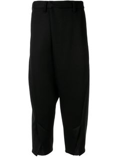 Julius укороченные брюки с низким шаговым швом