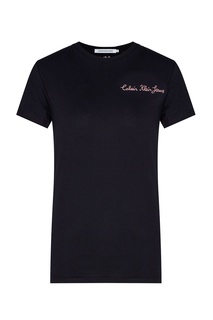Черная футболка с розовой надписью Calvin Klein