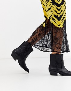 Черные ботинки в ковбойском стиле с отделкой Bershka