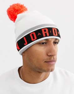 Белая шапка-бини с помпоном и лентой с логотипом Nike Jordan