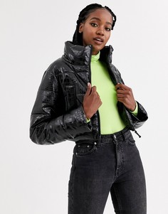 Черная короткая дутая куртка с эффектом крокодиловой кожи ASOS DESIGN