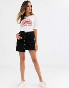 Джинсовая мини-юбка с пуговицами, асимметричным краем и эффектом поношенности Glamorous