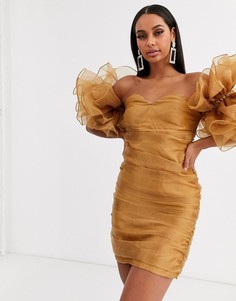Золотистое платье мини с открытыми плечами и объемными оборками на рукавах Club L London