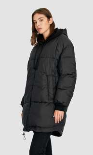 Асимметричное стеганое пальто Stradivarius