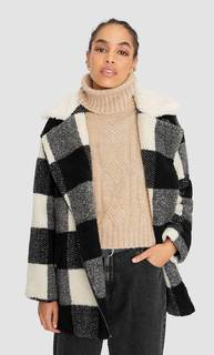 Пальто в клетку с искусственной овчиной Stradivarius