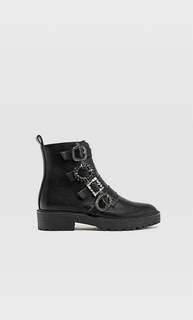 Ботинки на плоской подошве и с декоративными пряжками Stradivarius