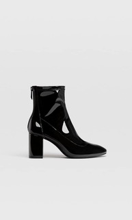 Черные лакированные ботильоны на каблуке Stradivarius