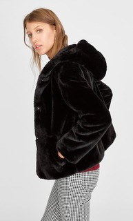 Куртка из искусственного меха с капюшоном Stradivarius