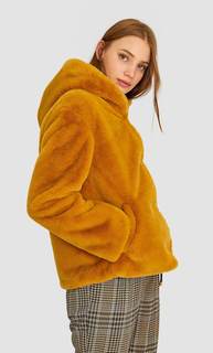 Куртка из искусственного меха с капюшоном Stradivarius