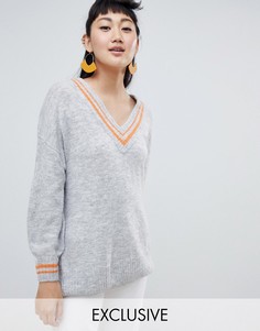 Серый джемпер с глубоким V-образным вырезом Monki