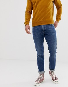 Светлые суженные книзу джинсы Wrangler-Синий