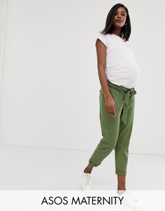 Мягкие саржевые брюки с завязкой и посадкой под животом ASOS DESIGN Maternity-Зеленый