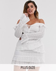 Белое платье мини с открытыми плечами, оборкой и асимметричным краем In The Style x Dani Dyer Plus-Мульти