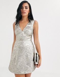 Серебристое короткое приталенное платье металлик The Girlcode-Серебристый