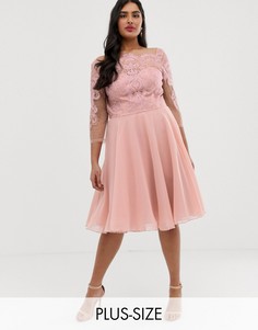 Розовое премиум-платье миди с кружевным топом и шифоновой юбкой Chi Chi London Plus-Розовый