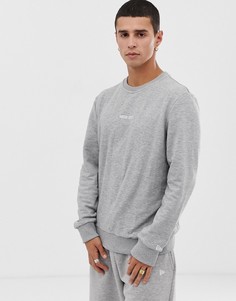 Серый свитшот с вышитым логотипом на груди New Era essentials