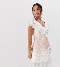 Белое короткое приталенное платье с V-образным вырезом и цветочным принтом Chi Chi London Petite-Мульти