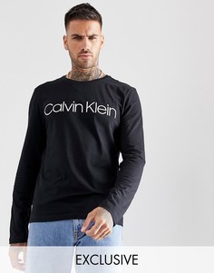 Черный лонгслив с большим логотипом Calvin Klein
