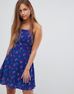 Короткое приталенное платье с цветочным принтом и открытой спиной Gilli-Синий