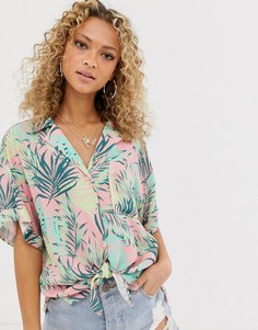 Рубашка из жатой ткани с короткими рукавами, узлом и тропическим принтом ASOS DESIGN-Бесцветный