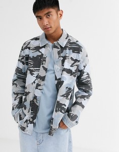 Серая джинсовая куртка с камуфляжным принтом ASOS DESIGN-Серый