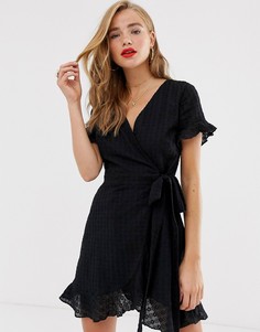 Черное кружевное платье мини с запахом и вышивкой ришелье In The Style x Dani Dyer-Черный