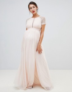 Платье макси с отделкой на лифе Little Mistress Maternity-Розовый