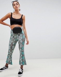 Укороченные расклешенные леггинсы с ярким змеиным принтом ASOS DESIGN-Мульти