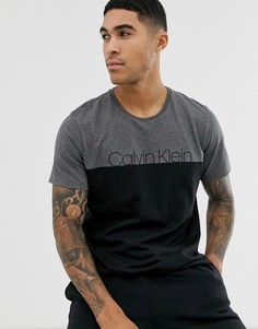 Темно-серая хлопковая стретчевая футболка колор блок с логотипом Calvin Klein Modern-Серый