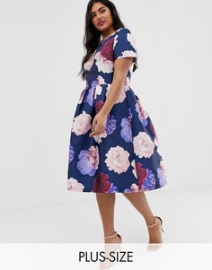 Короткое приталенное платье с V-образным вырезом и цветочным принтом Chi Chi London Plu-Темно-синий