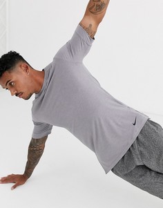 Серая футболка Nike Yoga-Серый