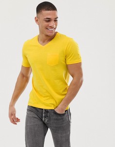 Желтая футболка узкого кроя с V-образным вырезом и карманом Celio-Желтый