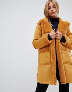 Двустороннее пальто из искусственной овчины QED London-Светло-коричневый