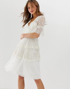 Платье миди с рукавами клеш и вышивкой Needle & Thread-Белый