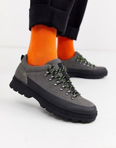 Серые походные ботинки из искусственной замши с черной подошвой ASOS DESIGN-Серый