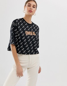 Укороченная футболка с монограммой и надписью \"unreal\" ASOS DESIGN-Мульти