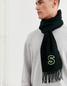 Черный персонализированный шарф с вышитым инициалом \"S\" ASOS DESIGN