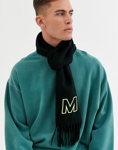Черный персонализированный шарф с вышитым инициалом \"M\" ASOS DESIGN