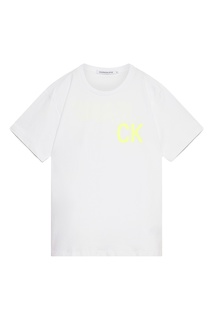 Белая футболка с желтым логотипом Calvin Klein