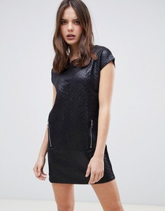 Платье мини из искусственной кожи с молнией QED London-Черный