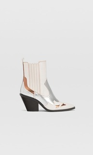 Ботинки в ковбойском стиле с контрастными деталями Stradivarius