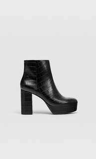 Черные ботильоны с тиснением, на каблуке и платформе Stradivarius