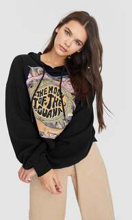 Укороченное худи с принтом и эффектом потертости Stradivarius