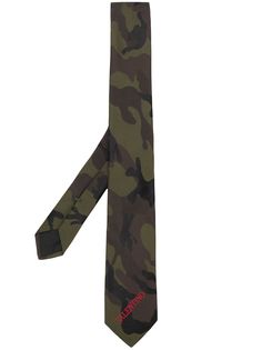 Valentino Garavani камуфляжный галстук с вышитым логотипом